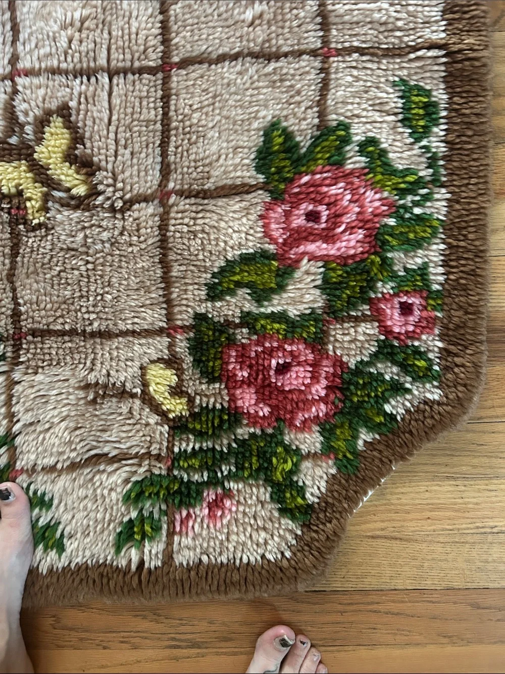 vintage latchook floral accent rug in Pink and Brown